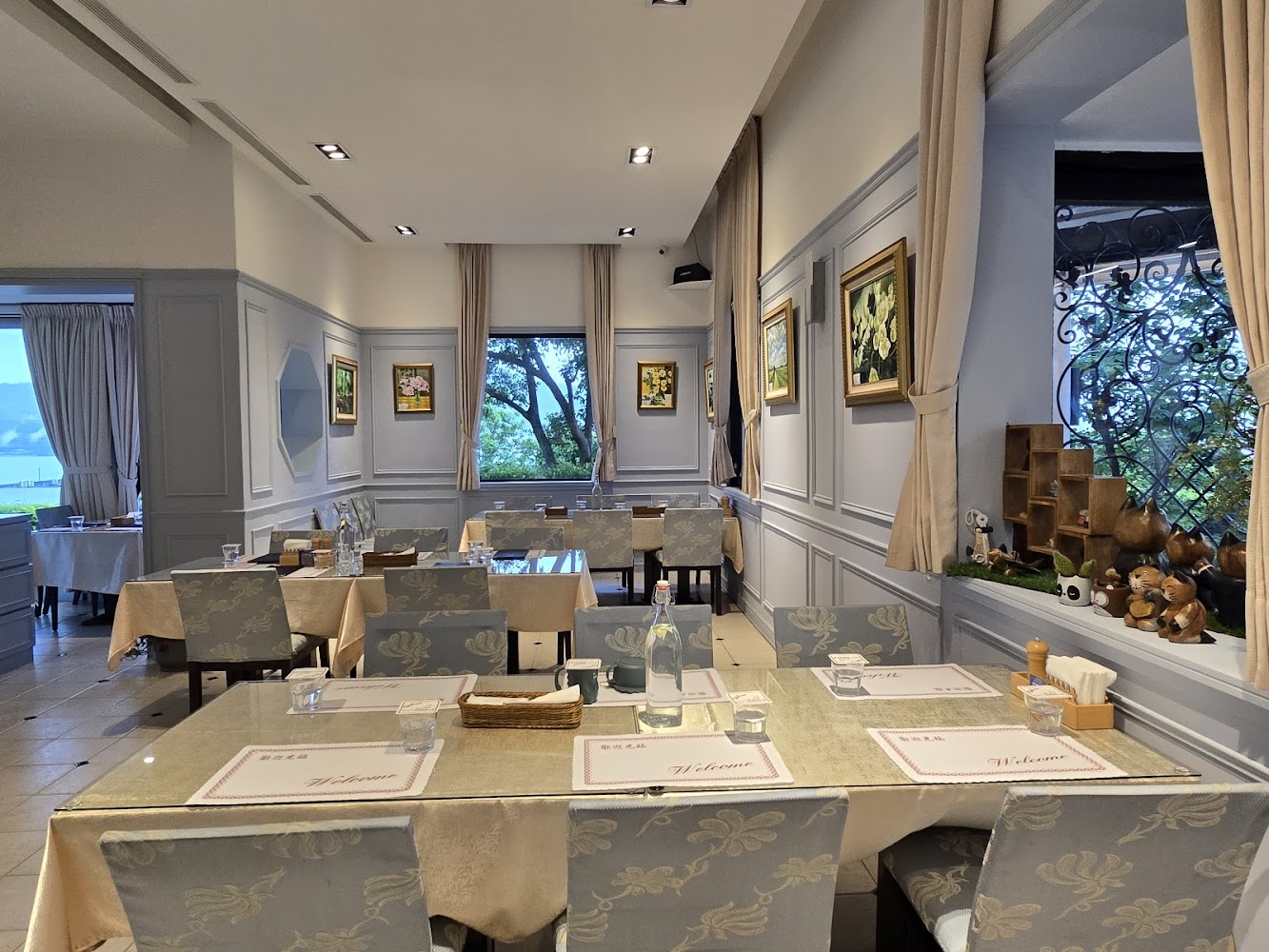 雅緻餐廳空間桌巾餐桌與窗邊擺飾