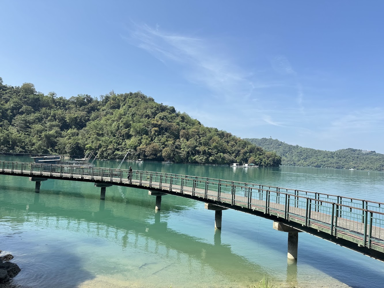 橫跨湖面的步道橋，周圍是山林和湖水