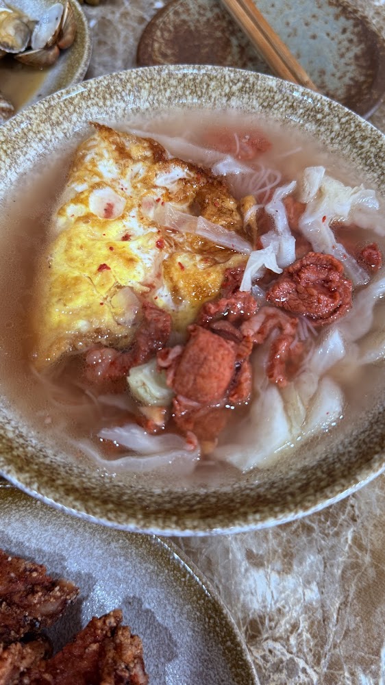 一碗帶有煎蛋酸菜與細粉絲的馬祖特色湯品