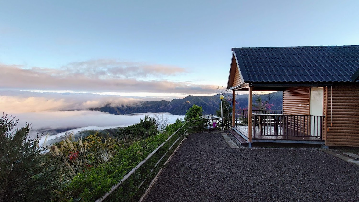 高台山露營區小木屋與雲海山景