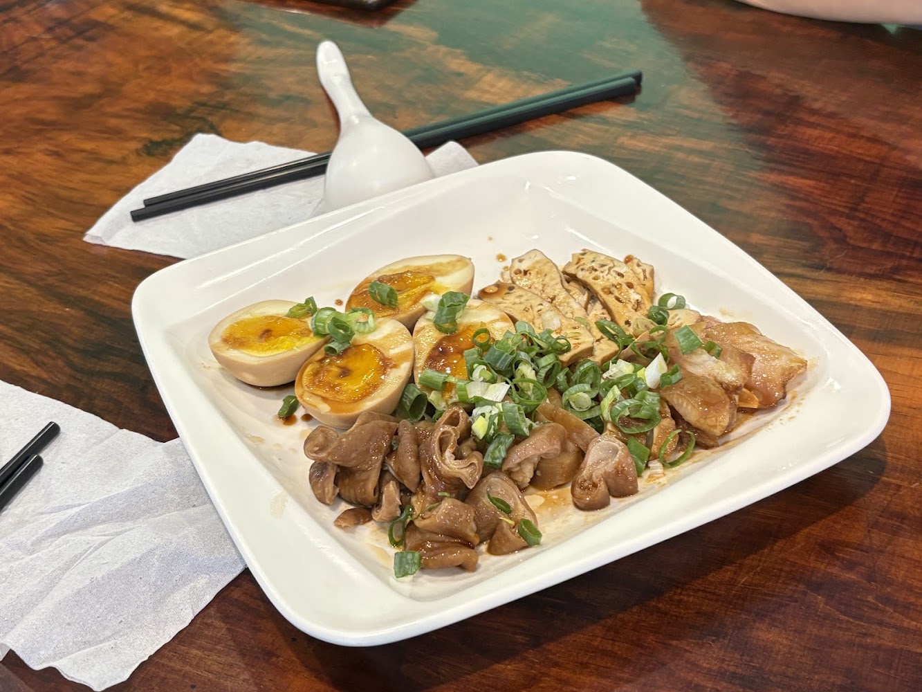 台式滷味拼盤有滷蛋豆干豬腸
