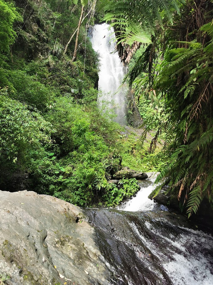 山林間瀑布景觀