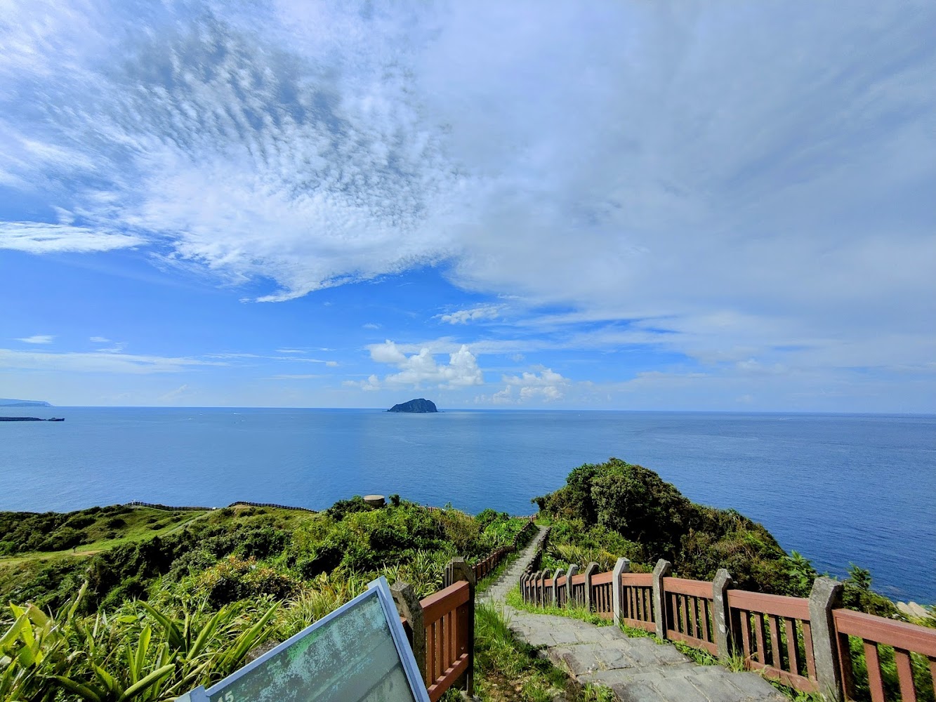 望幽谷濱海步道俯瞰海景與山坡步道