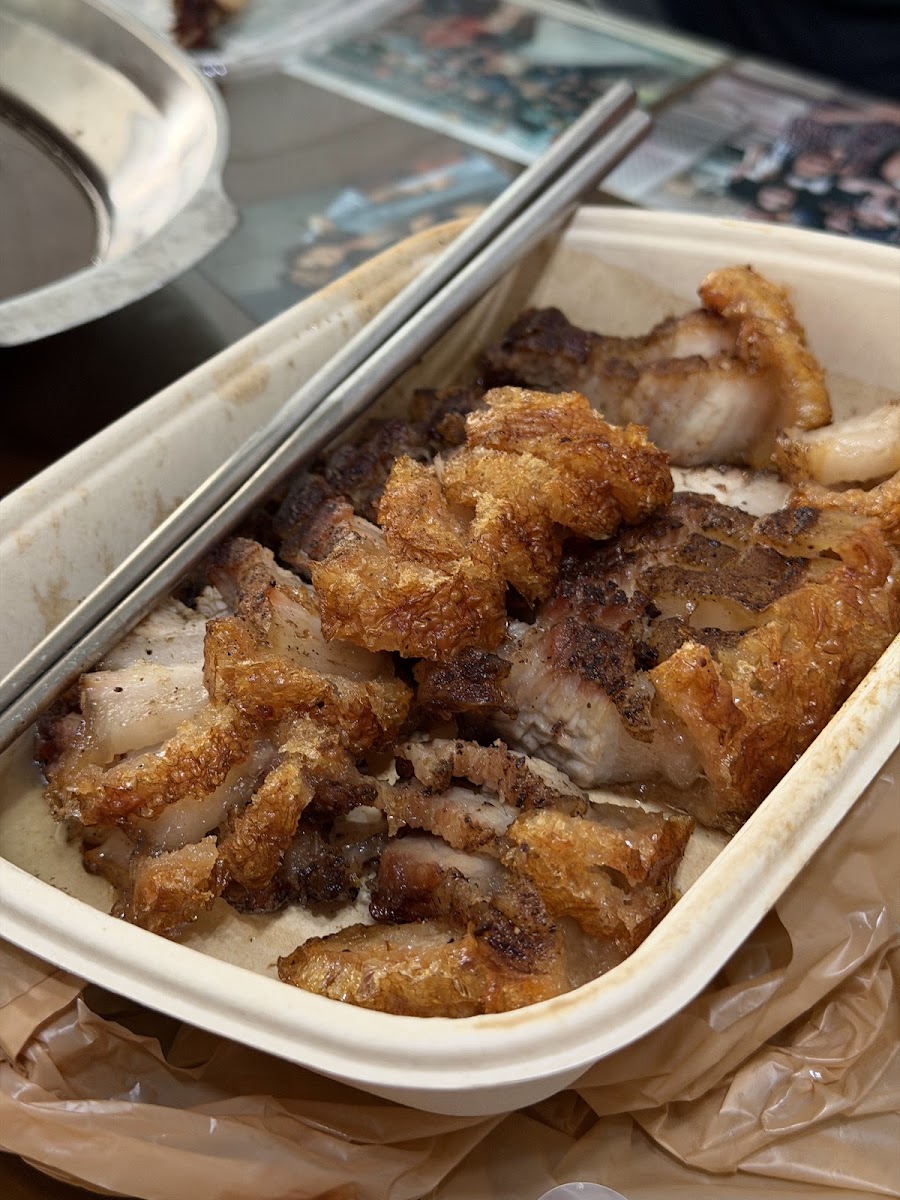 仁武烤鴨燒肉特寫，表皮焦香酥脆份量十足