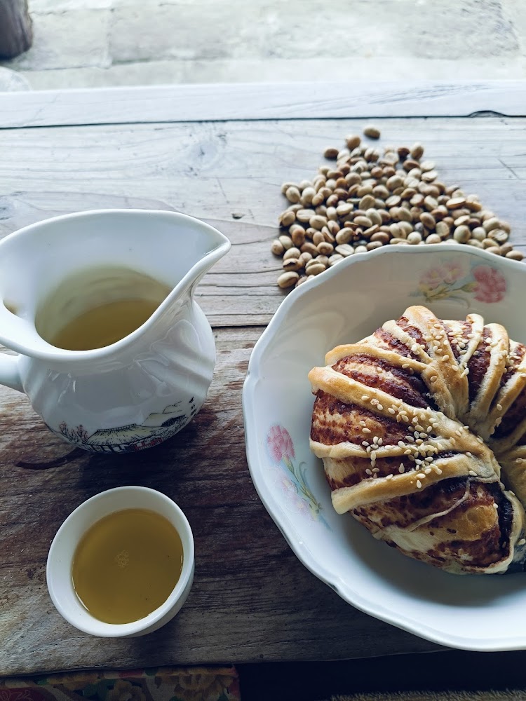 臨江古厝茶席桌面有茶壺茶杯與點心