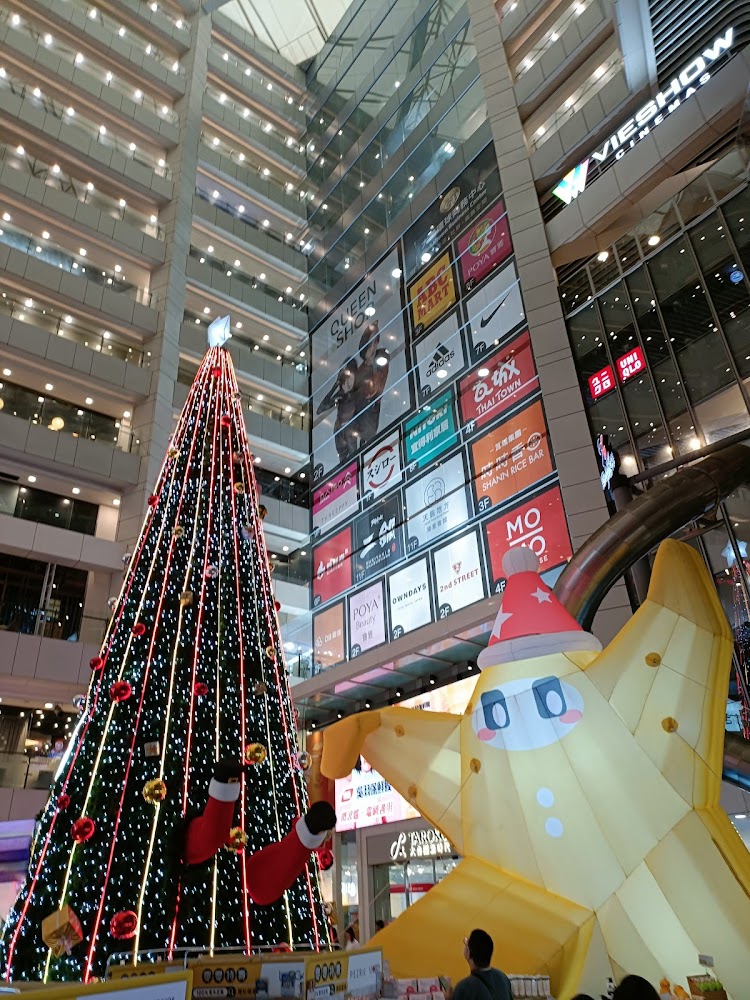 iFG遠雄台中店中庭聖誕樹佈置