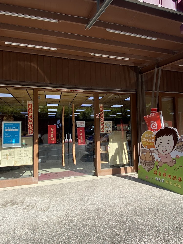 店入口玻璃門與迎賓裝飾