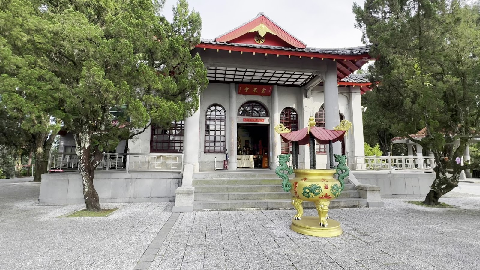 玄光寺正面，黃金香爐在前，廟匾玄光寺清晰可見