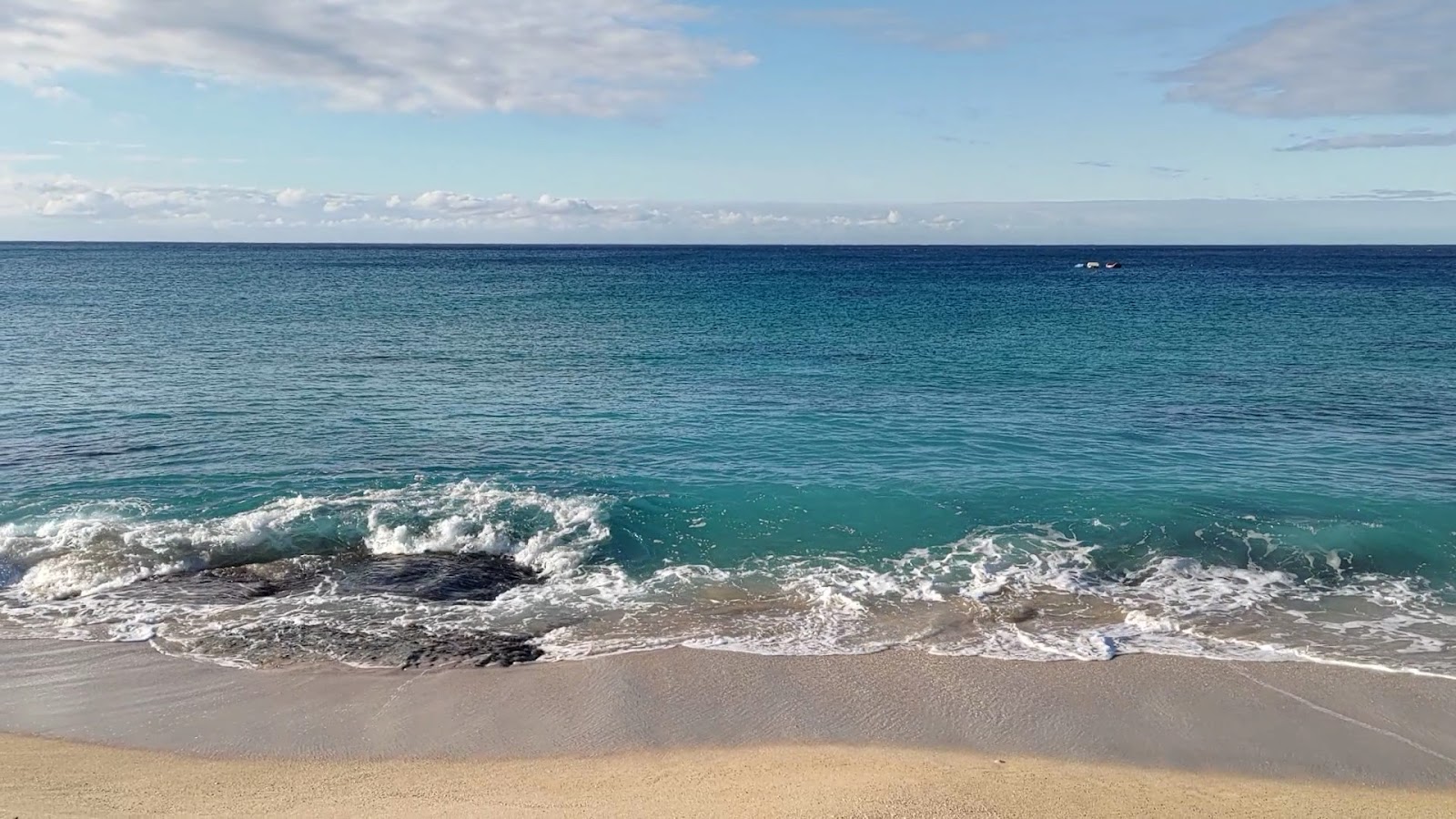 白沙灣海浪拍打沙灘，清澈碧藍海水，墾丁旅遊景點