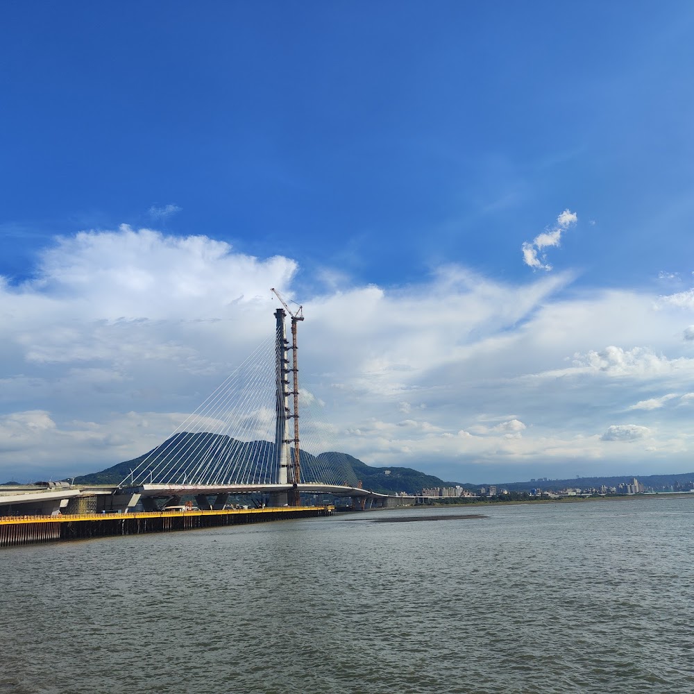 河流與青山背景下的淡江大橋工程景觀