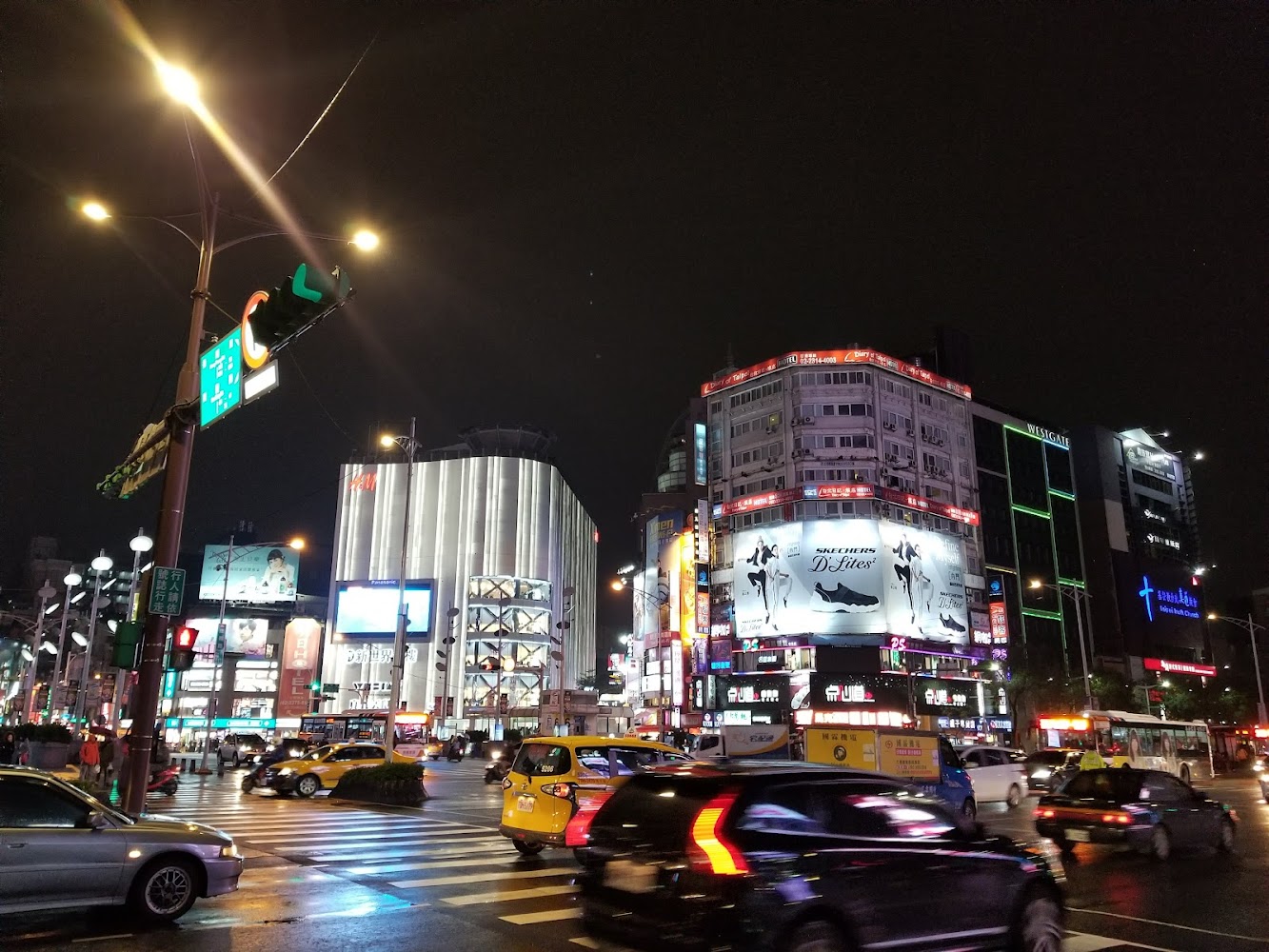 夜晚城市街景與H&M等知名品牌大樓