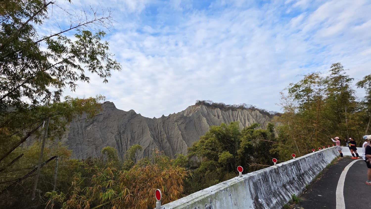 燕巢月世界泥岩山壁與遊客觀景拍照畫面