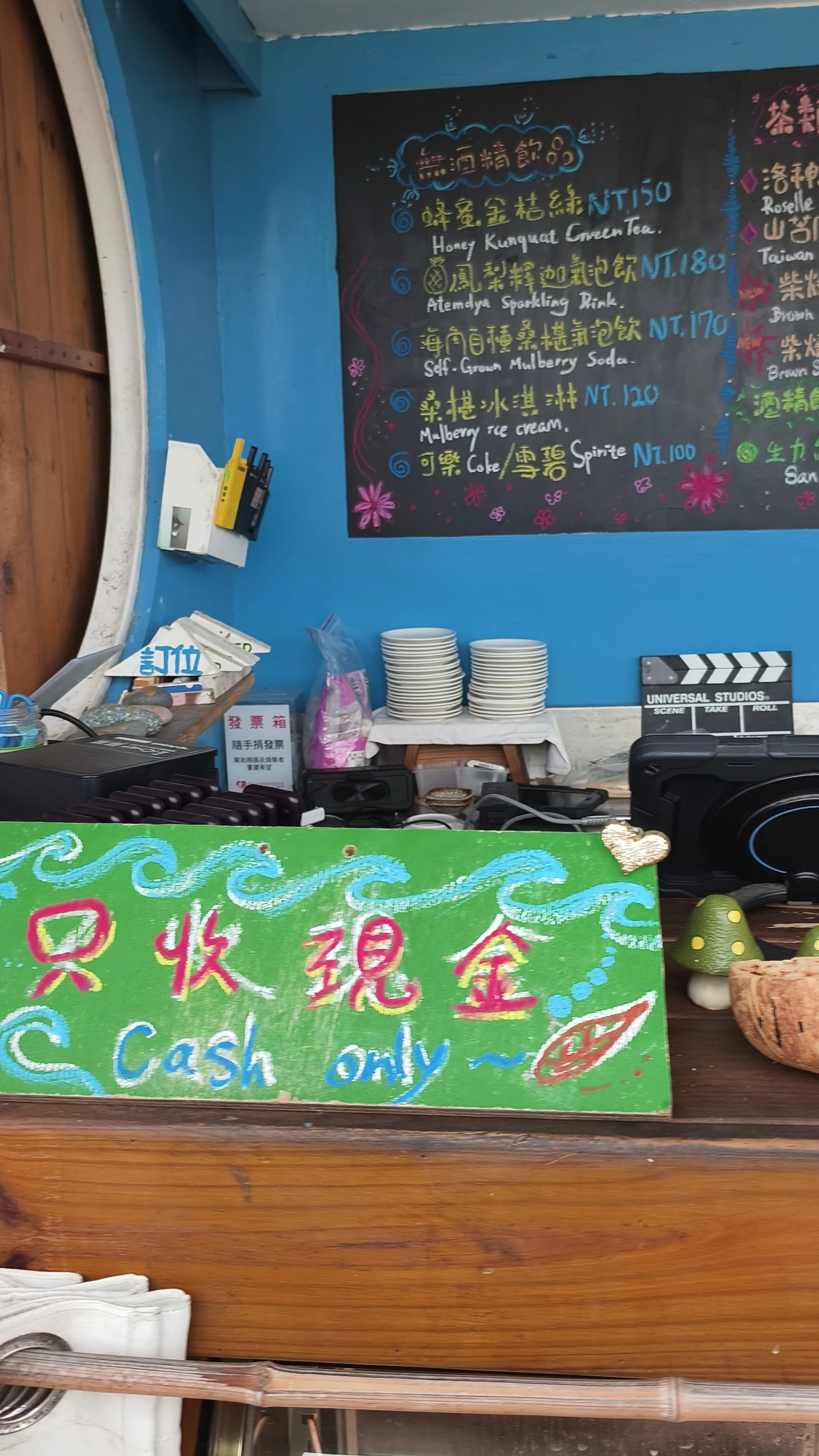 飲料店櫃檯與菜單，標示只收現金