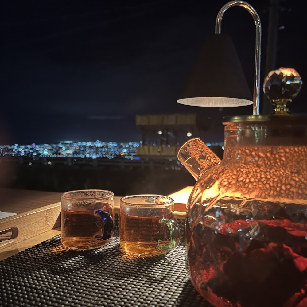 月亮彎彎景觀咖啡熱茶與玻璃杯夜景桌面
