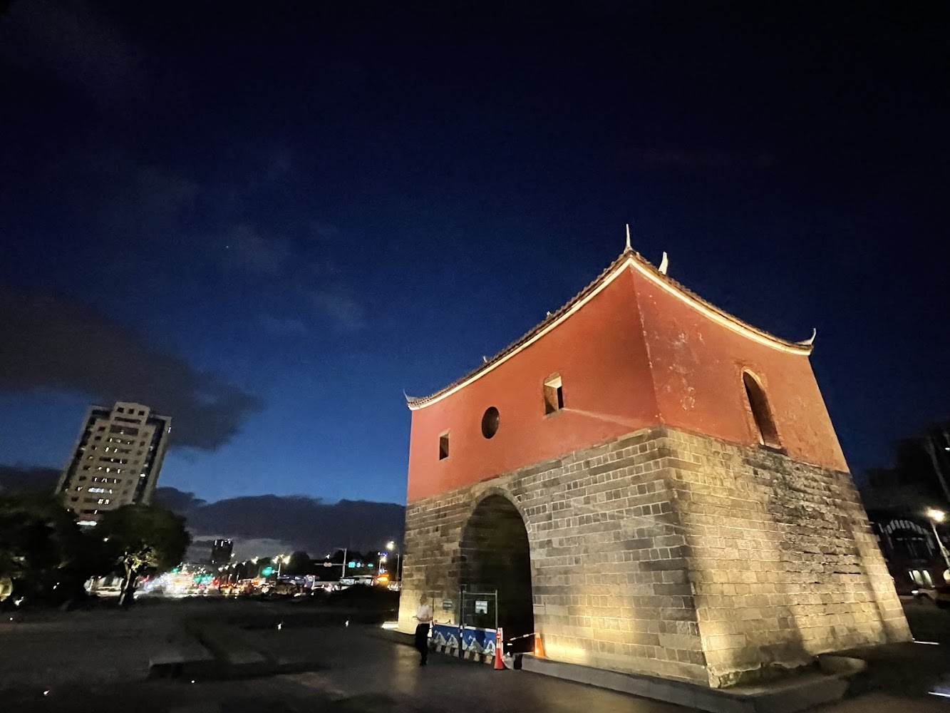 夜晚的台北北門古蹟與都市高樓