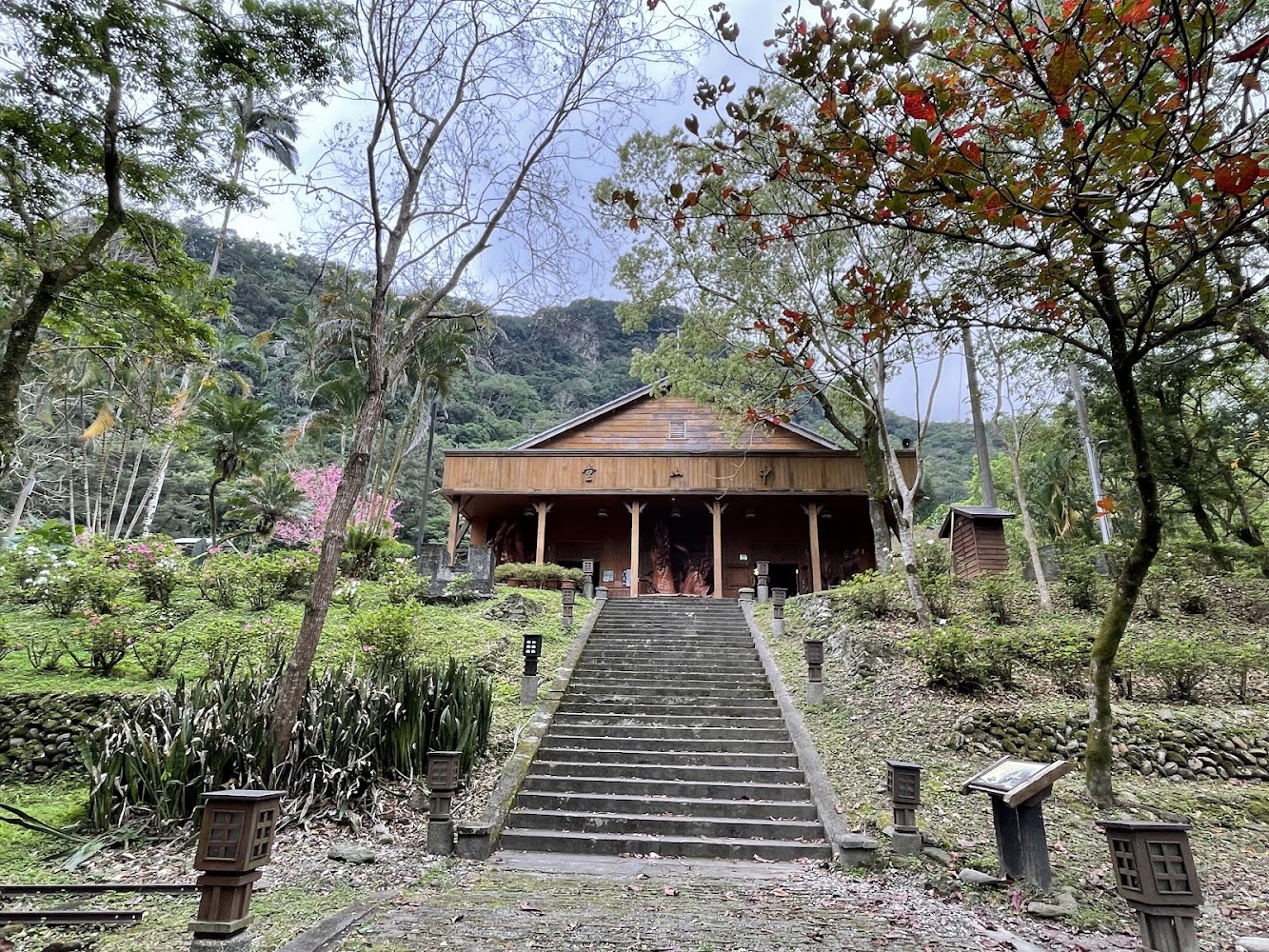 木造建築與石階步道