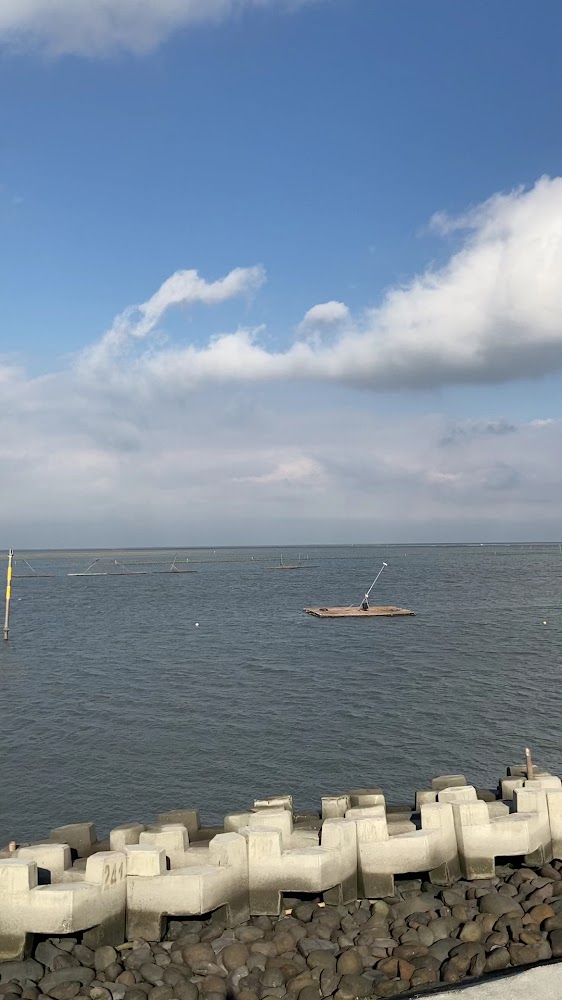 東石海堤前方消波塊與海面景象