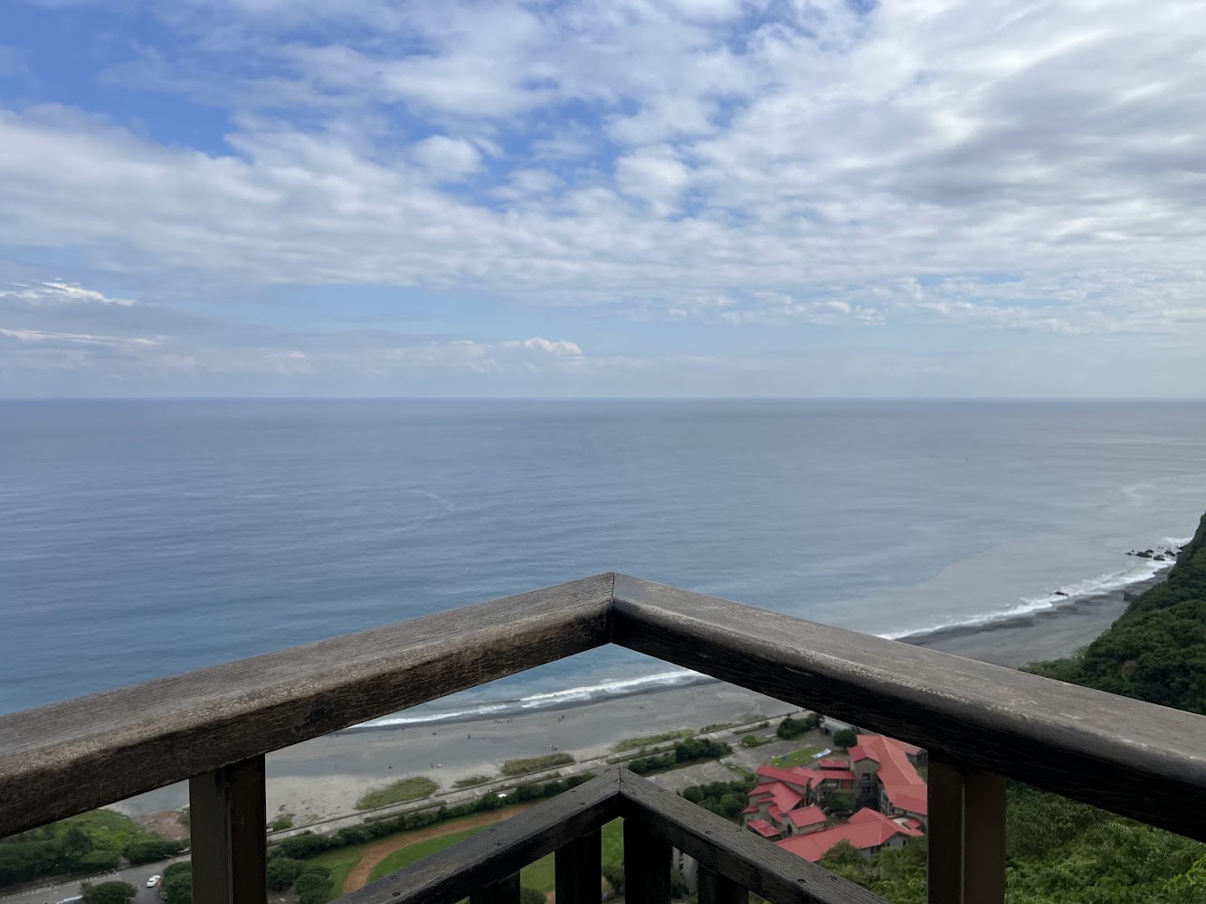 南方澳觀景臺前方可看見海灘海面與聚落屋頂