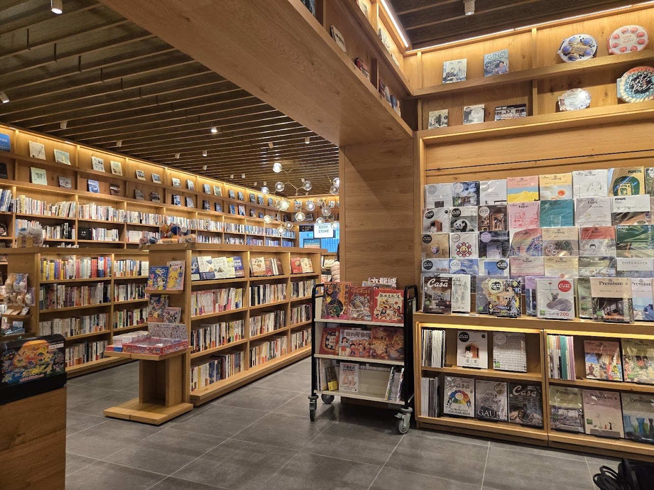 裝潢溫馨的蔦屋書店信義店書架空間