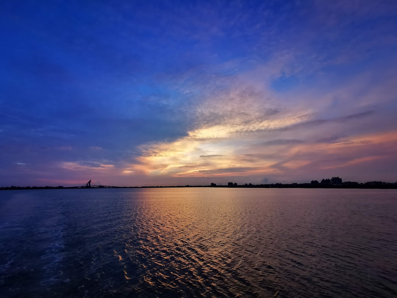 夕陽映照湖面與橋樑天際線