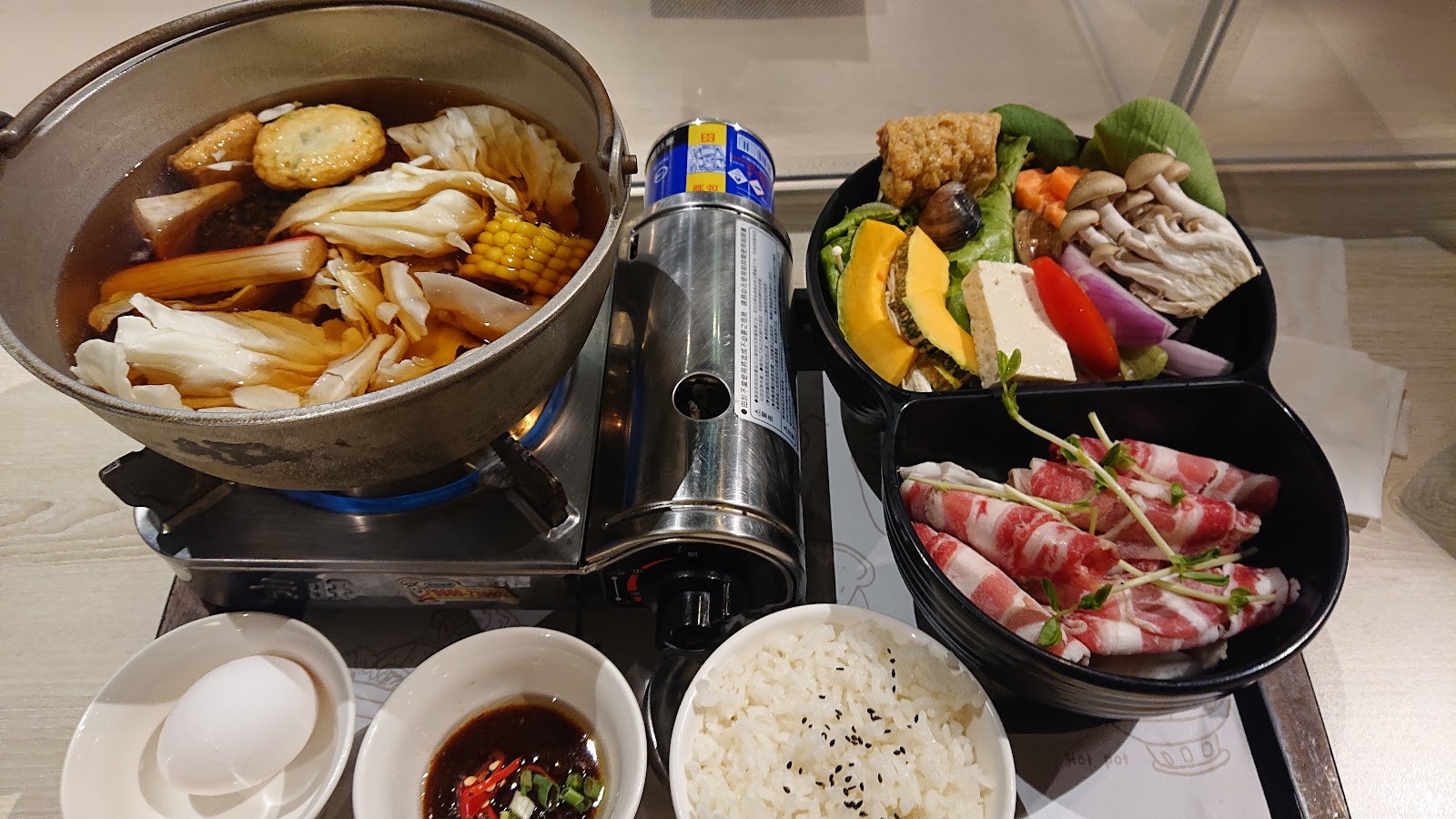 三皇三家高雄岡山店石頭鍋套餐豐盛配菜白飯烤雞串