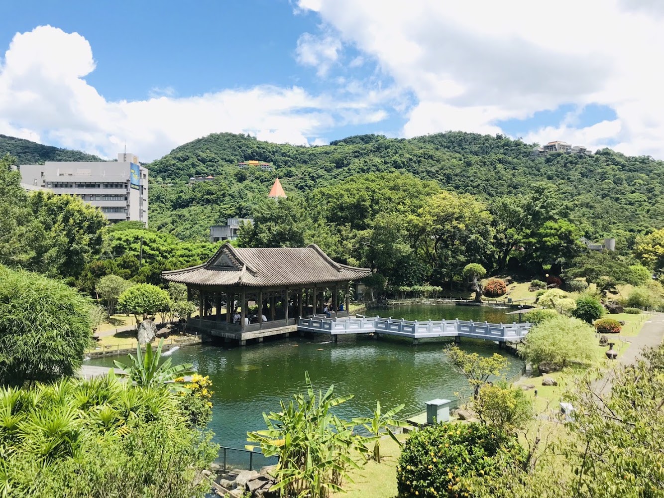 至善園涼亭與池塘景觀