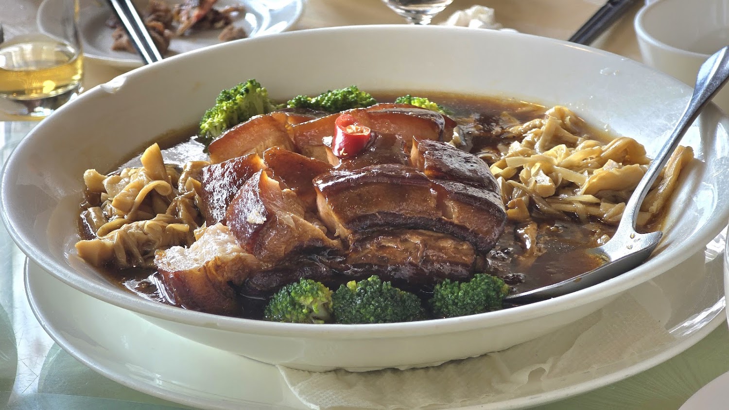 濃郁湯汁的扣肉料理