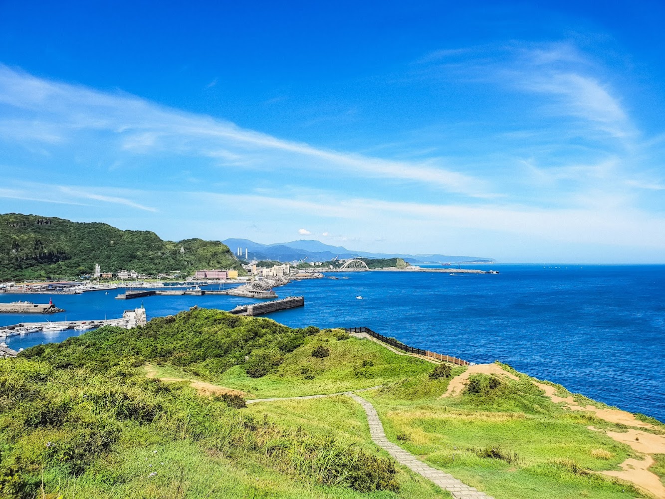 一〇一高地草坡步道與海岸線