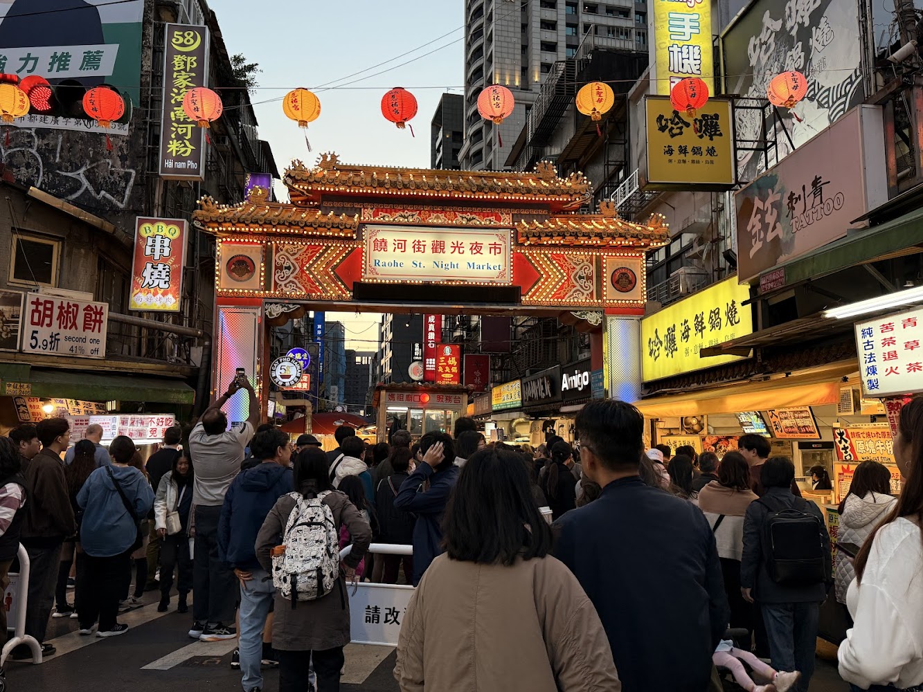 熱鬧的饒河街夜市入口拱門與人潮