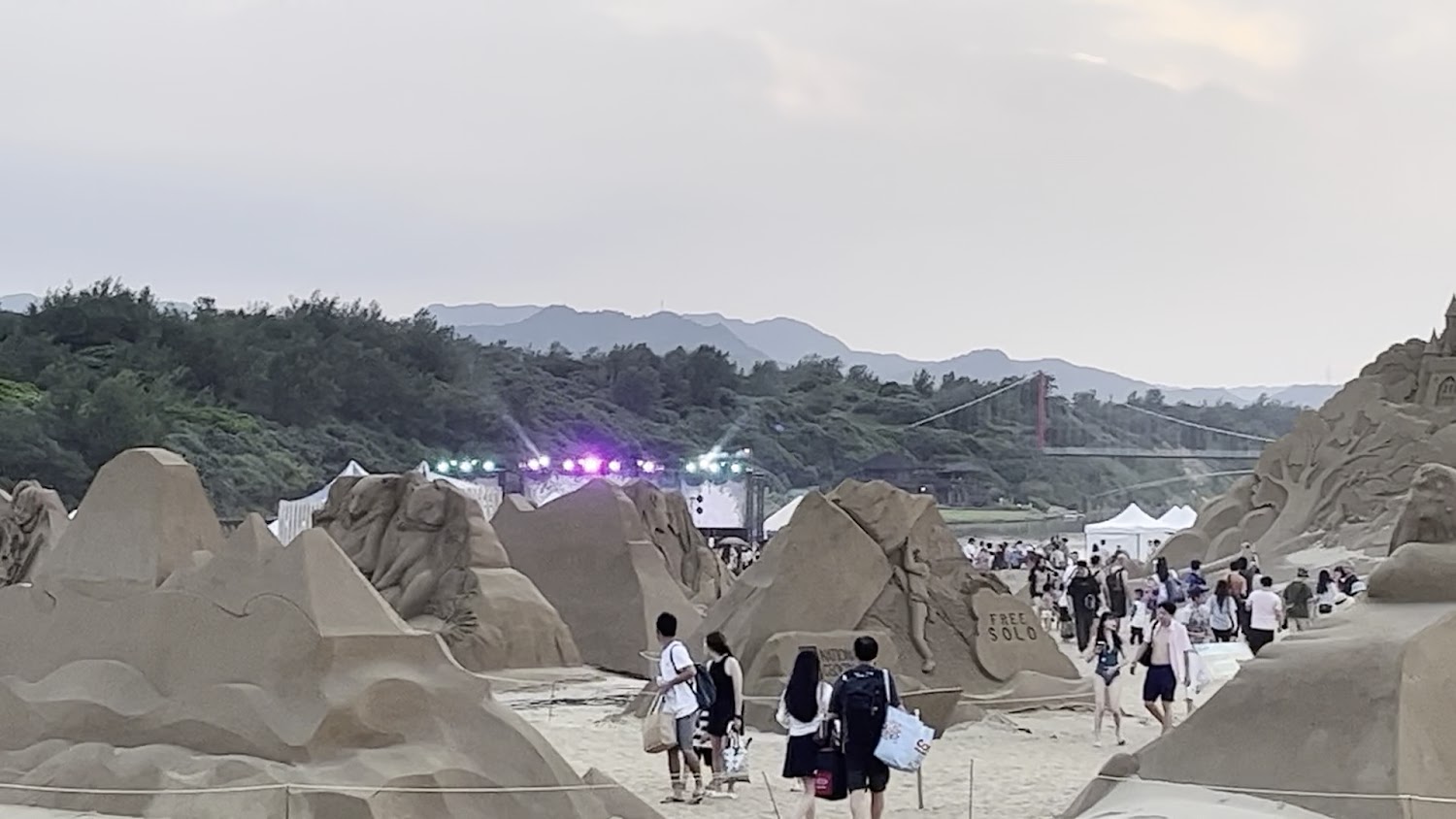 福隆沙雕藝術季熱鬧展場與山景