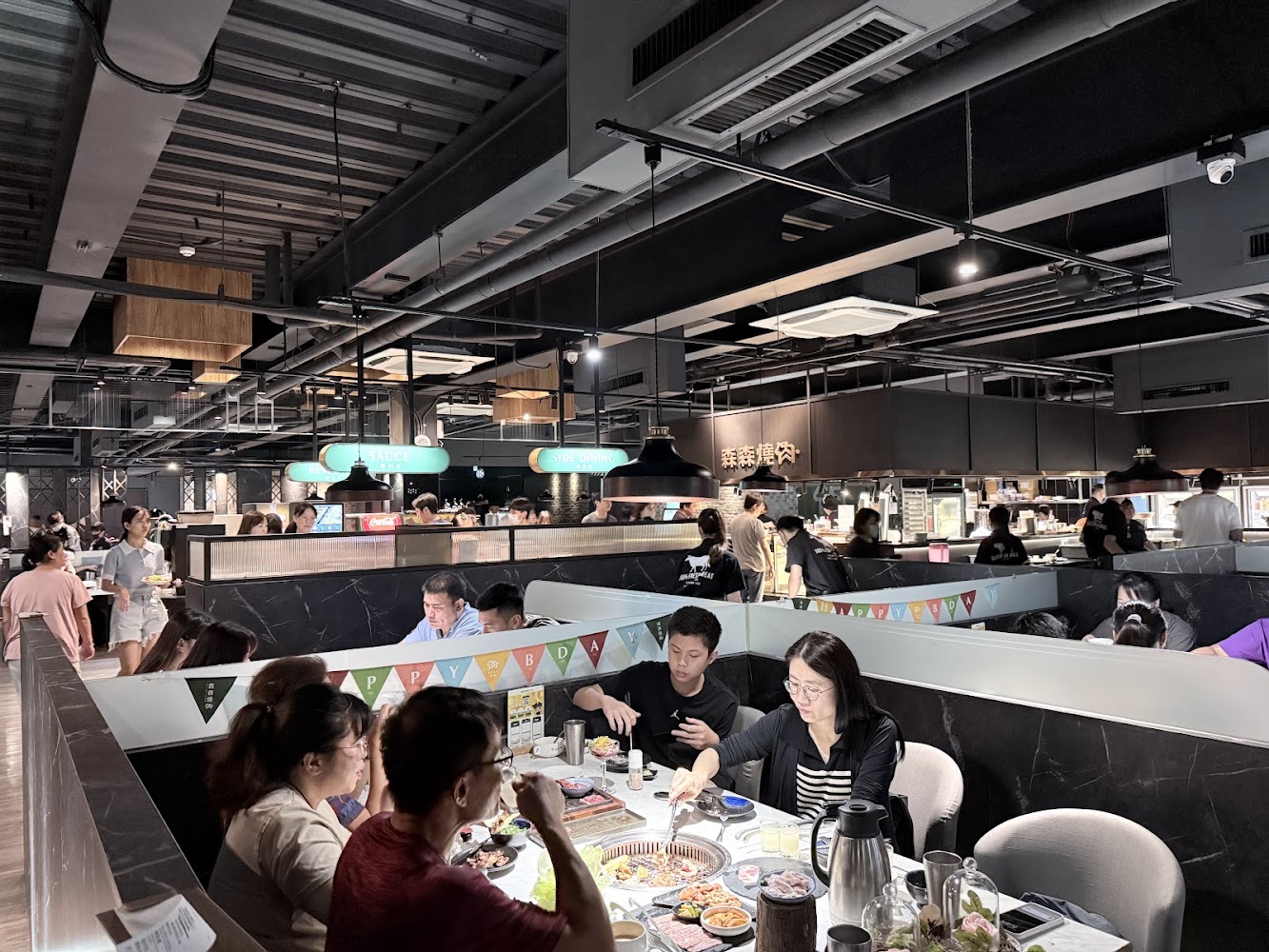 森森燒肉竹北莊敬店用餐空間與吧檯區