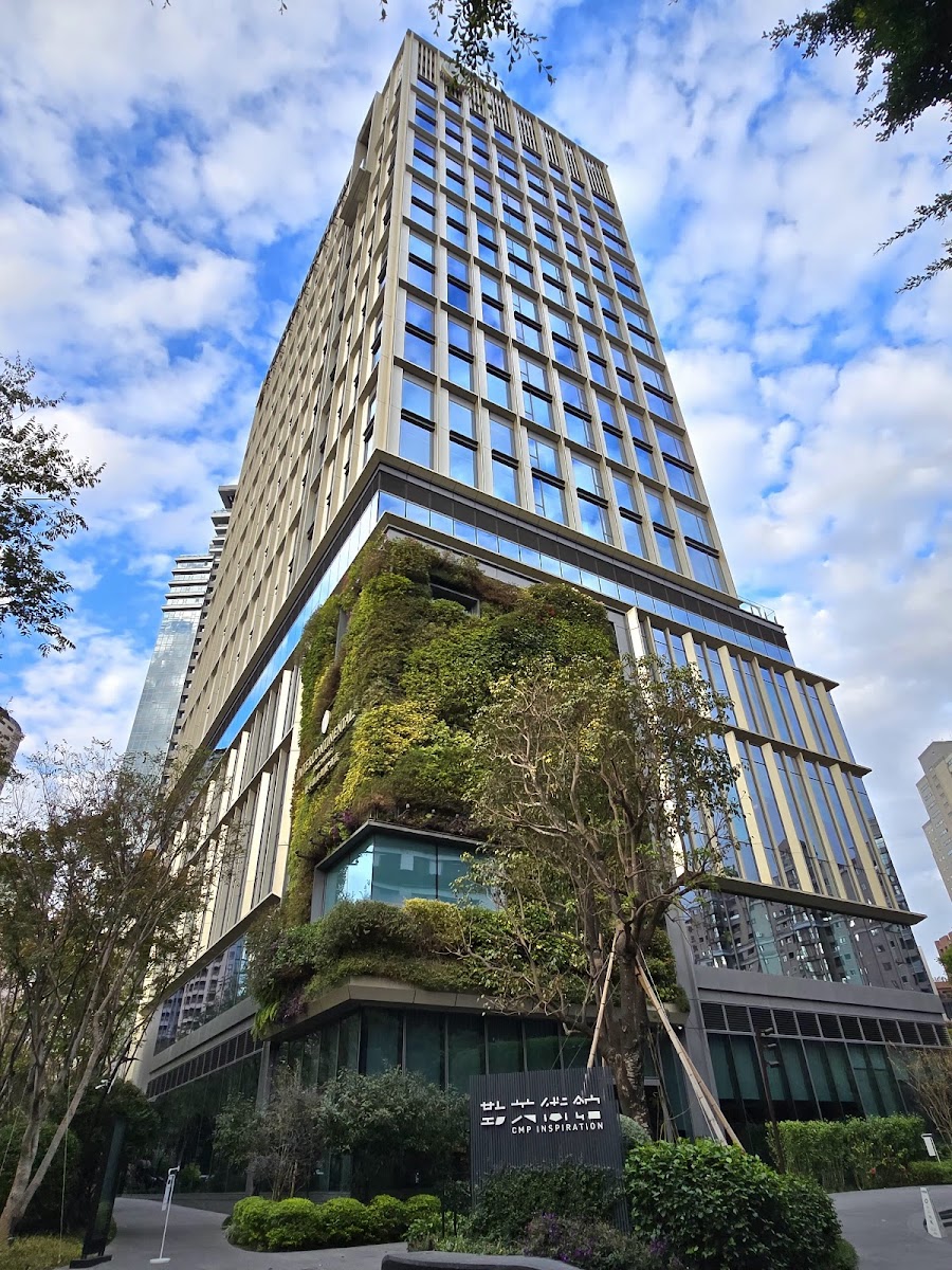 台中勤美洲際酒店主餐廳內部，六角形大理石地板，深藍絲絨椅，落地窗綠意