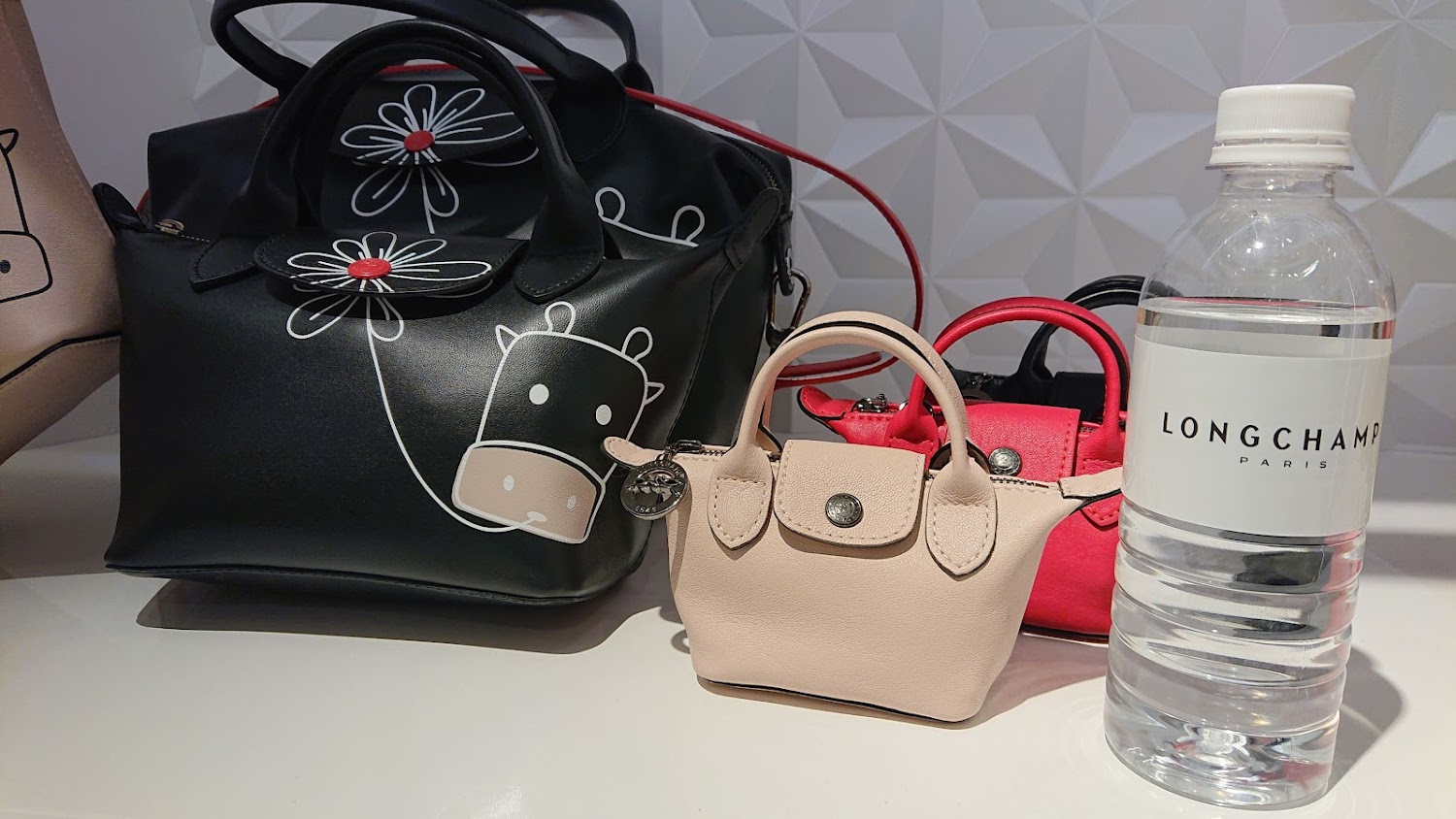 Longchamp 台中三民店展示黑色、米色與紅色包款