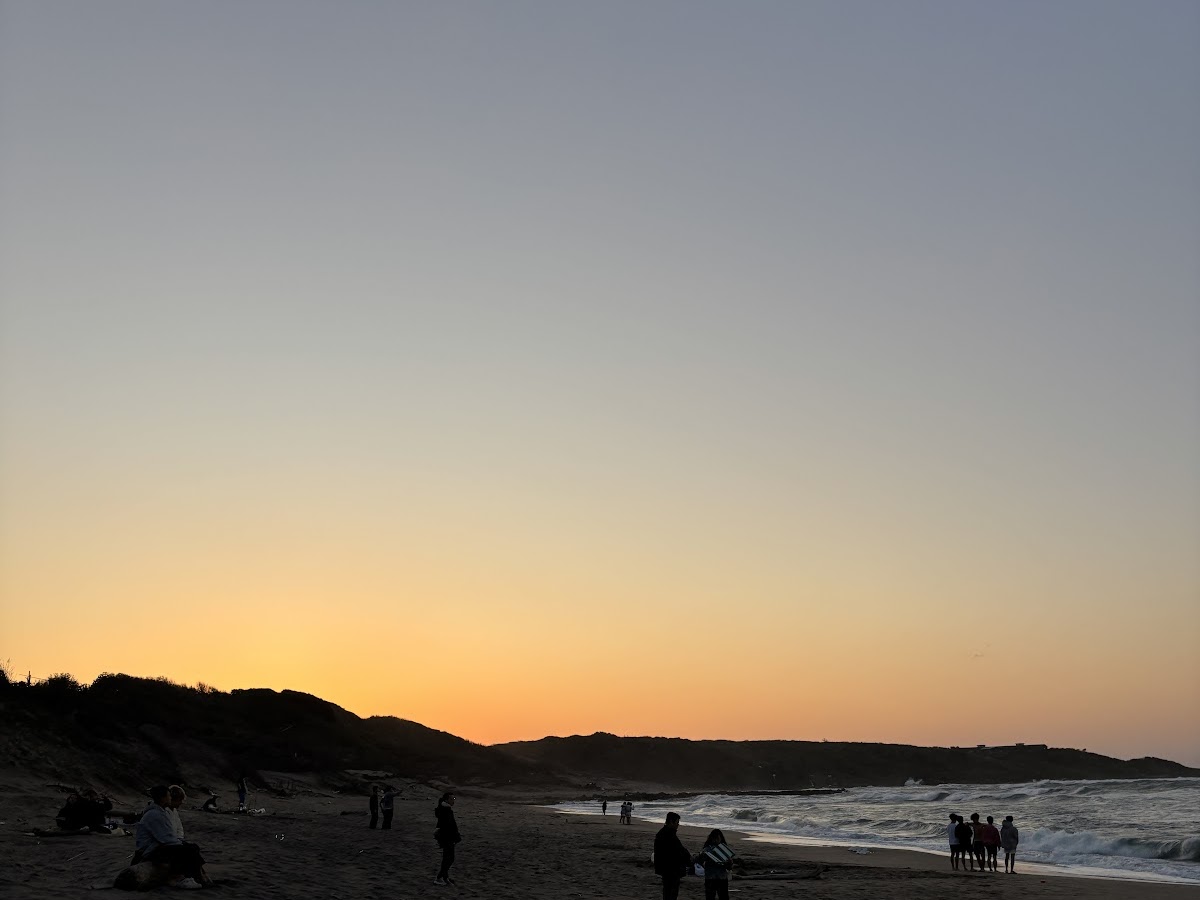白沙灣海水浴場夕陽剪影橘紅晚霞