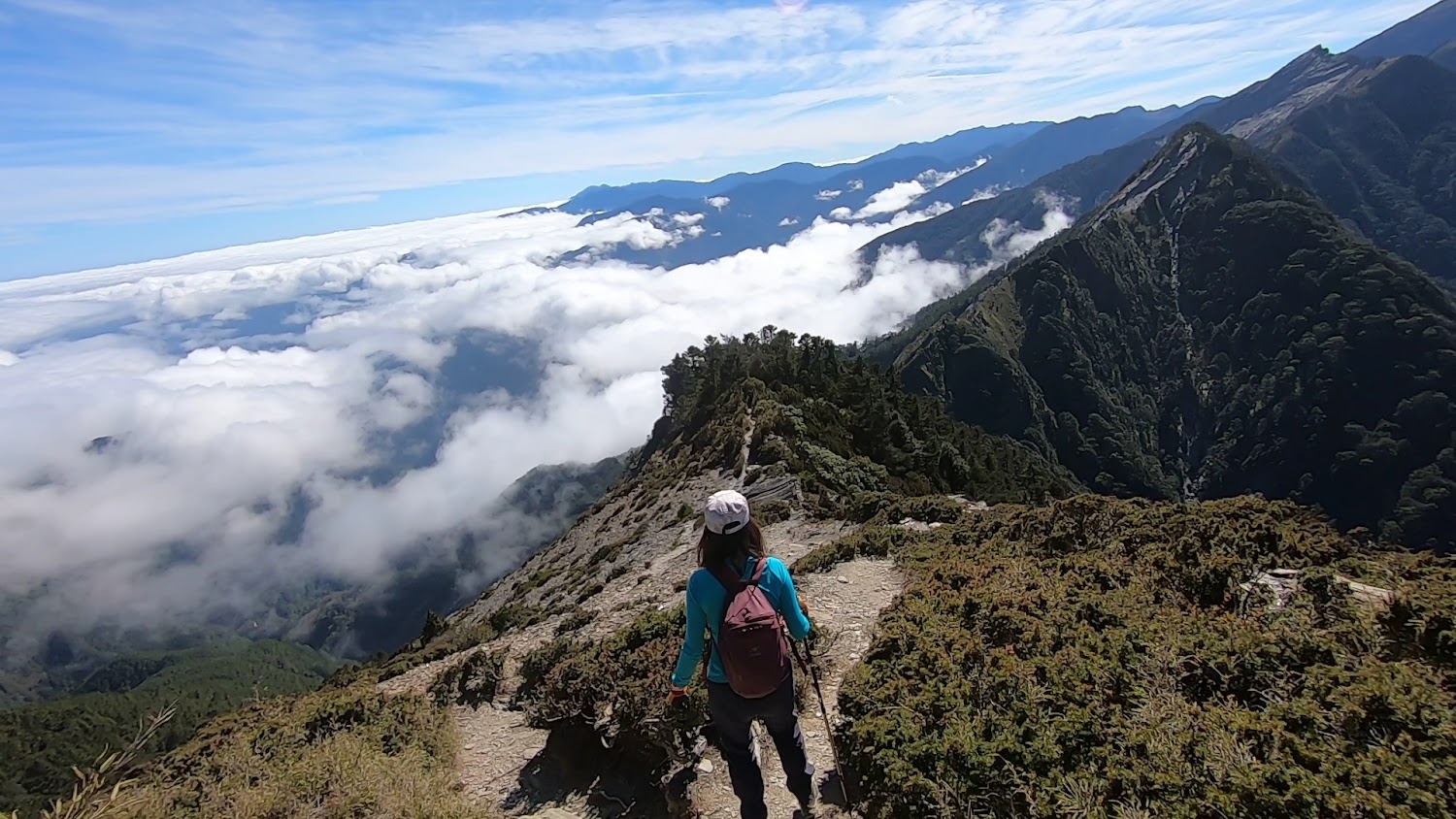 關山嶺山稜線登山者與雲海