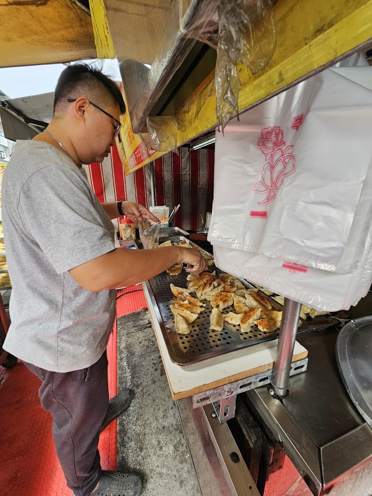 攤販正在製作和整理煎餃