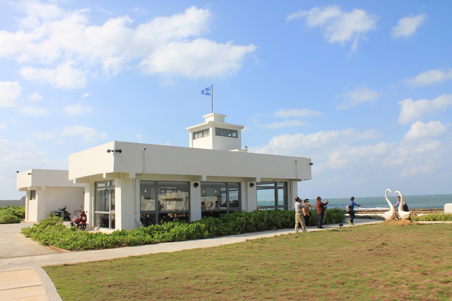 臨海白色建築與藍天大海