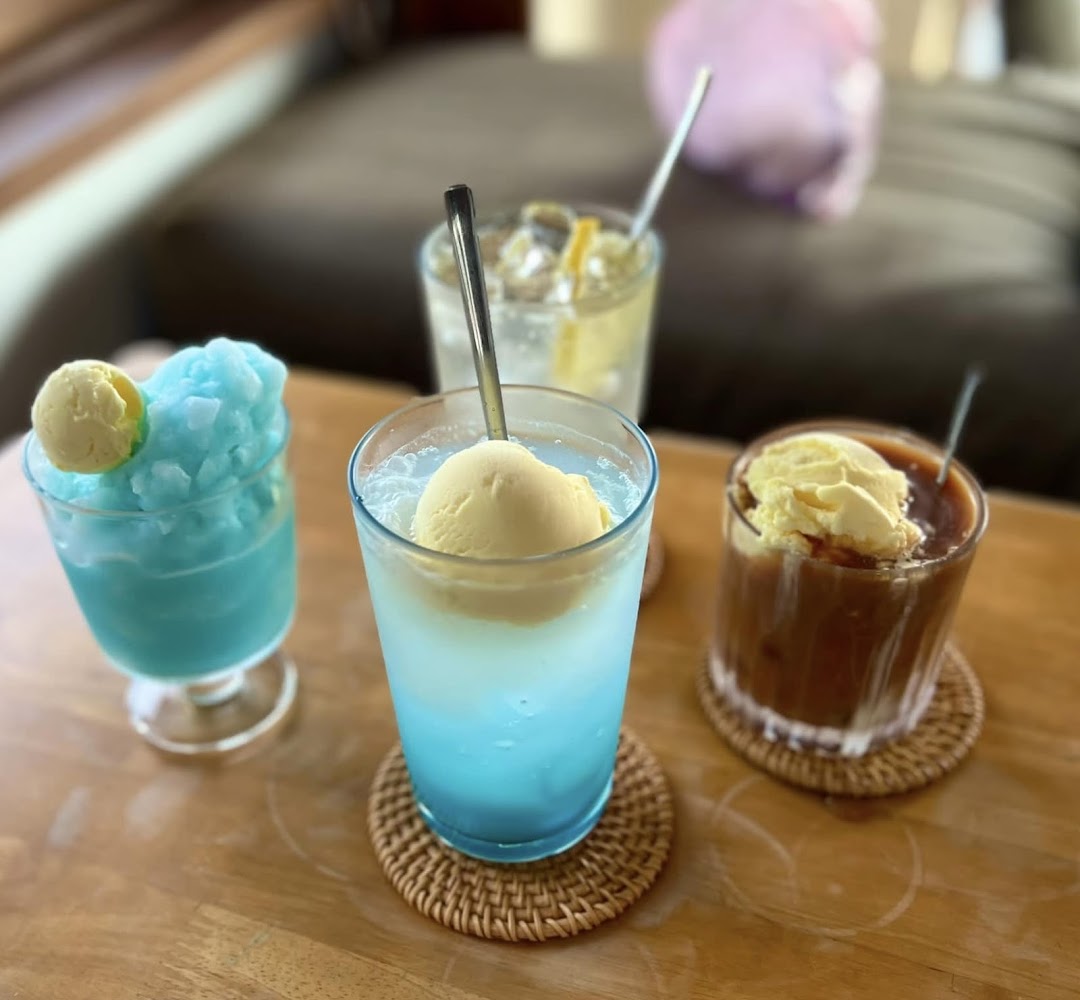 安克黑咖啡四杯特色冰飲與冰淇淋
