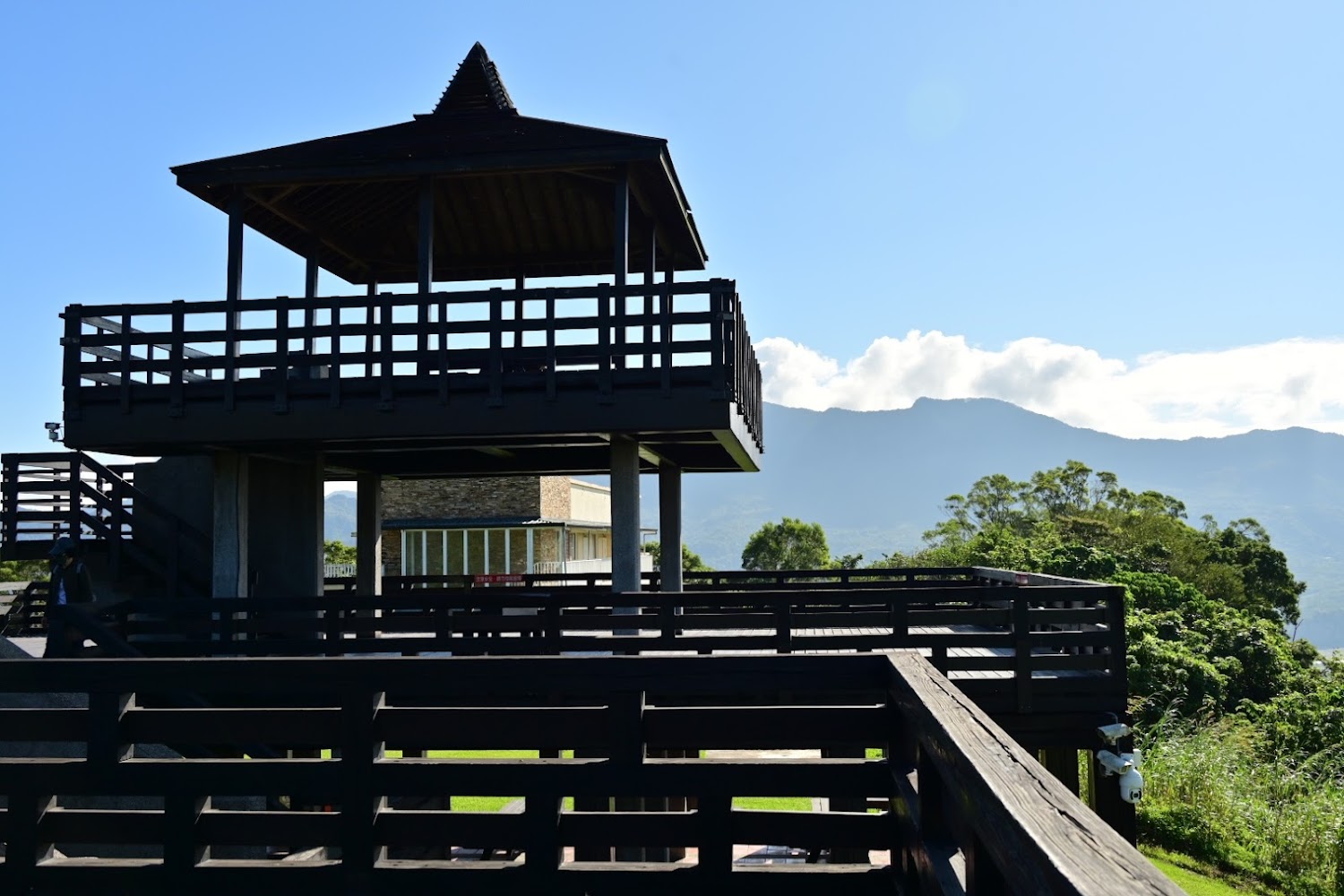 鹿野高台木造觀景平台與樹林山景