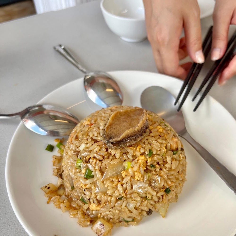 鮑魚炒飯豐盛擺盤