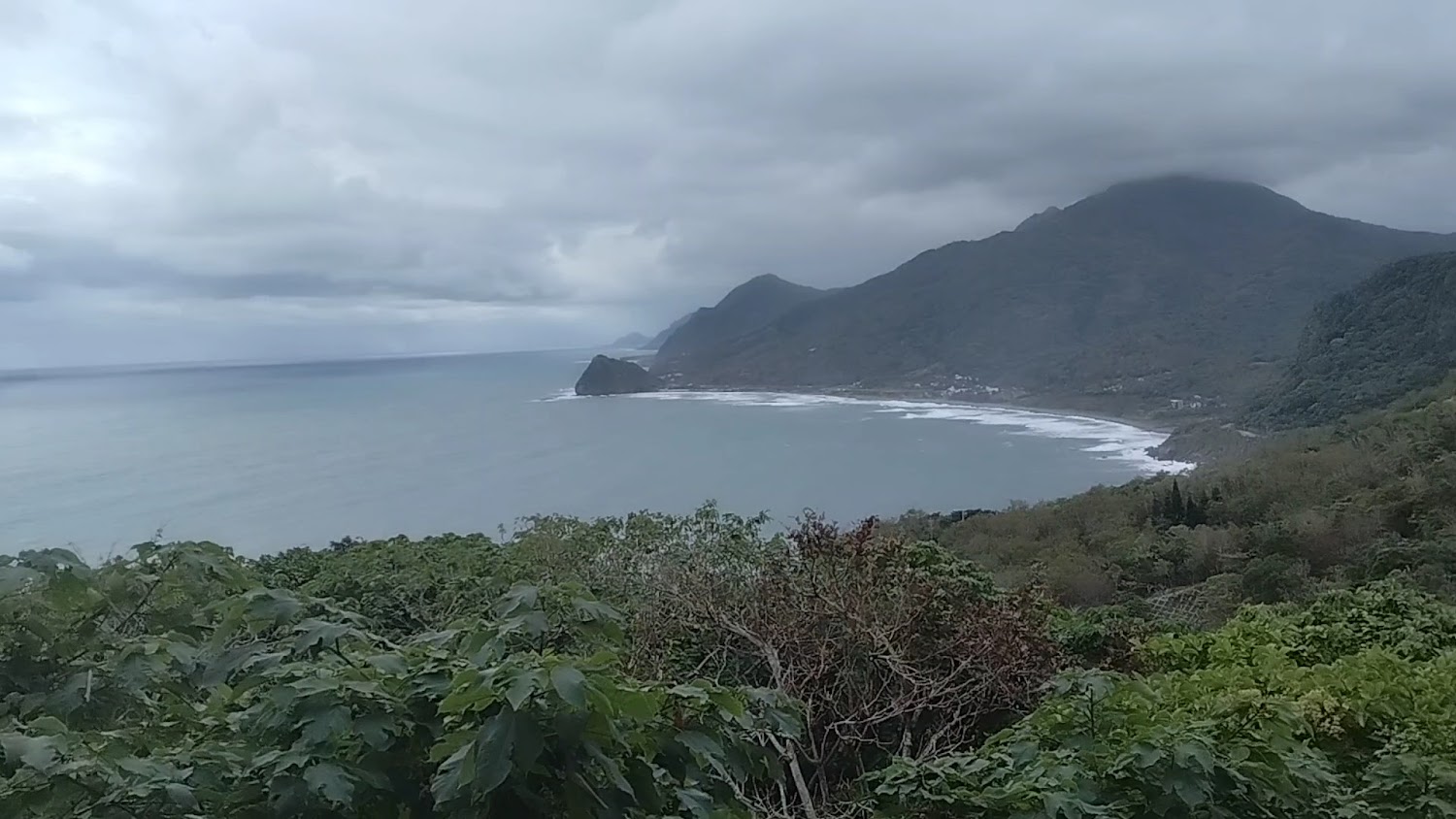 沿海山脈與海灣遠景
