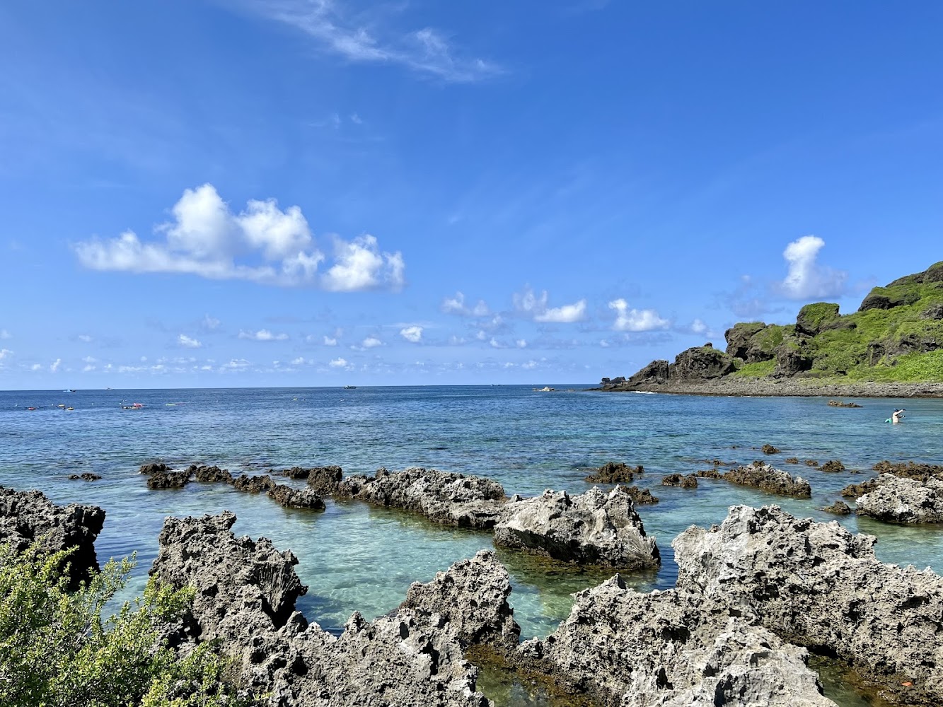 小巴里島岩清澈海水與奇岩海岸