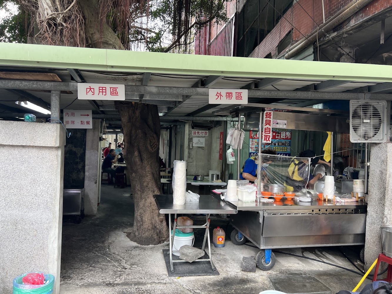 三重榕樹下米苔目店內可見大樹穿過空間