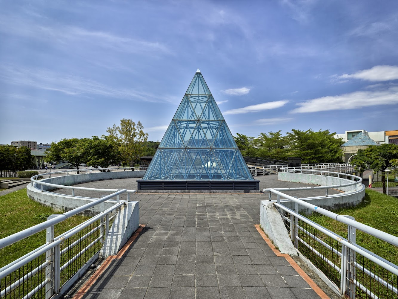 花博公園美術園區玻璃金字塔裝置