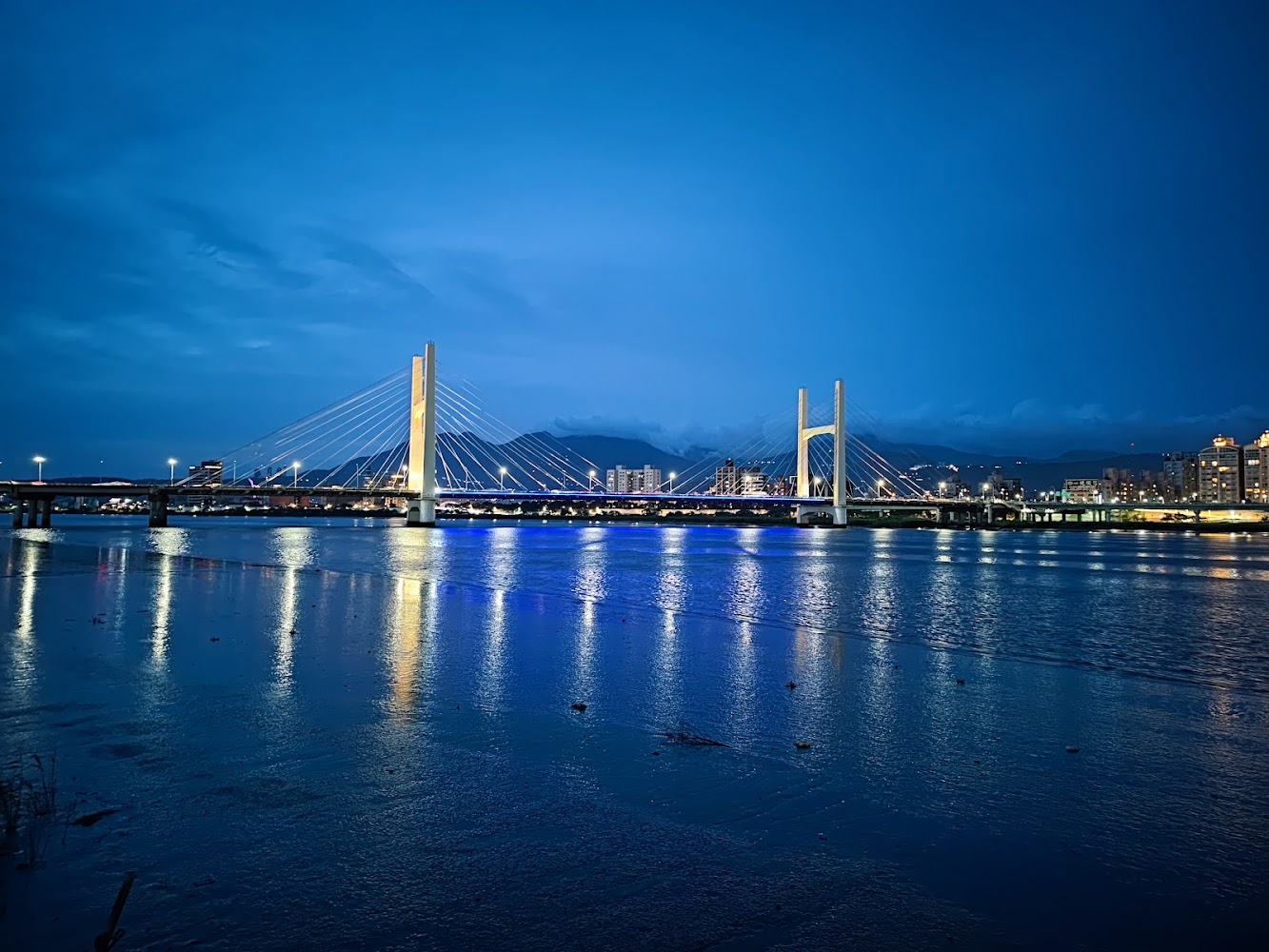 淡水河畔公園夜間橋景與水面倒影