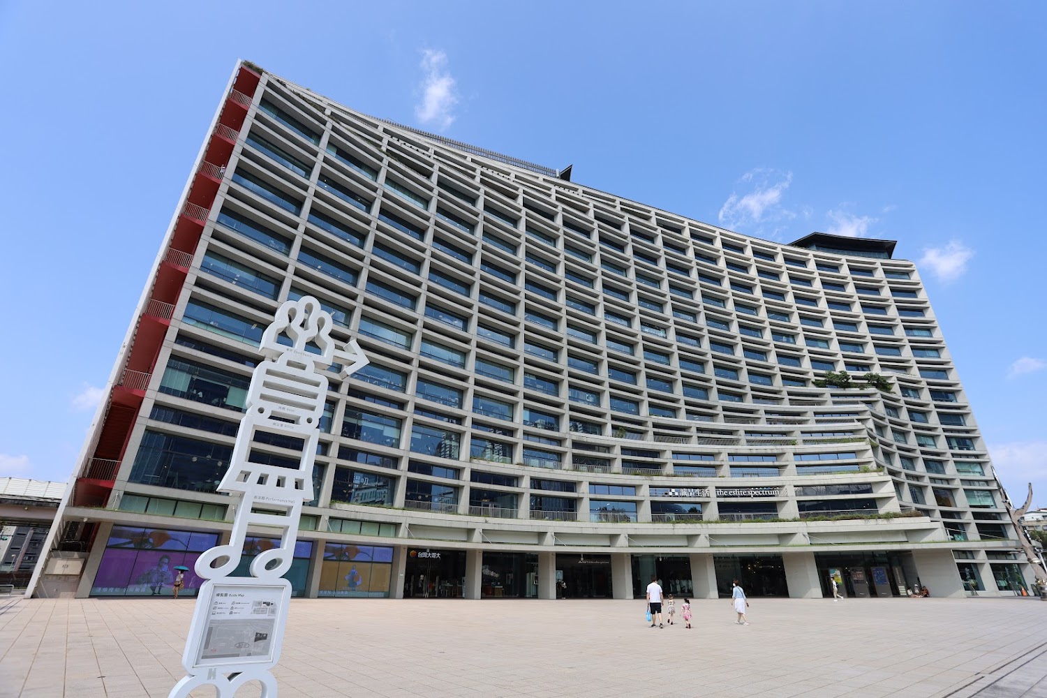 松山文創園區內大型建築外觀與寬敞廣場