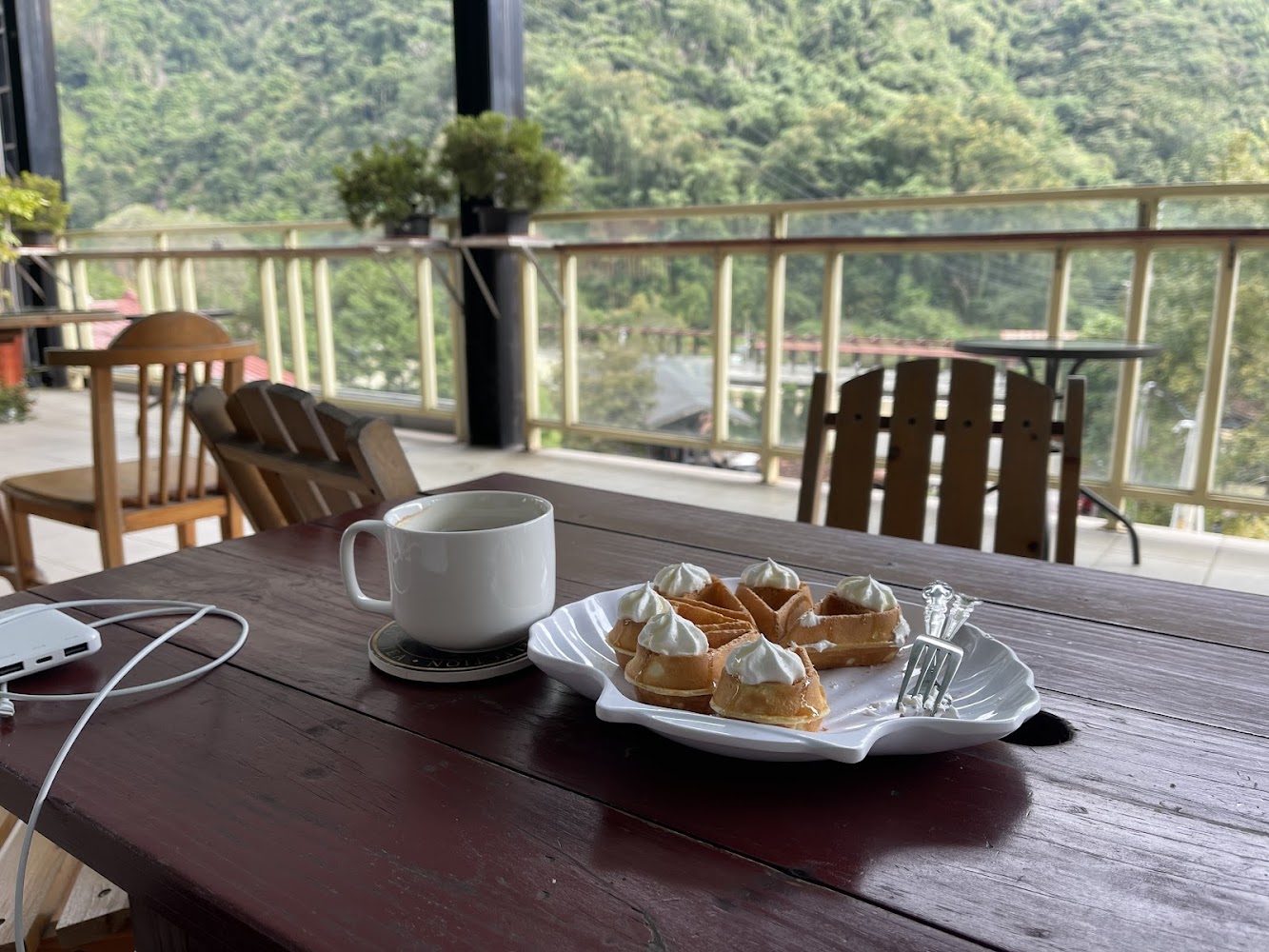 戶外山景咖啡桌
