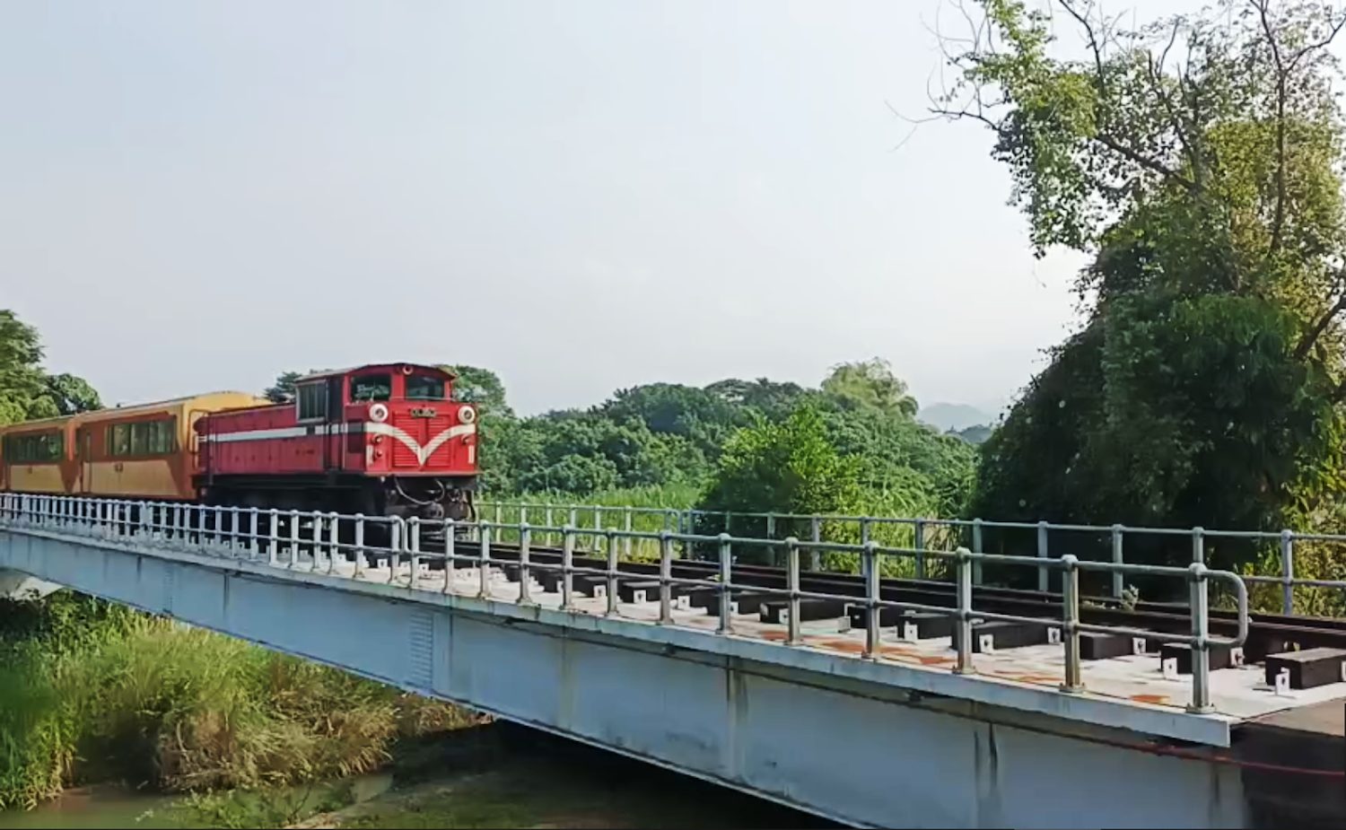 竹崎灣橋秘境阿里山小火車經過鐵橋