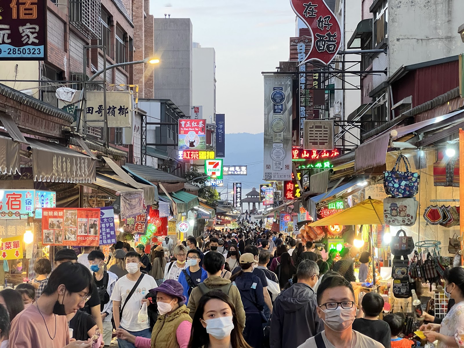 伊達邵商店街夜晚燈火通明的熱鬧景象