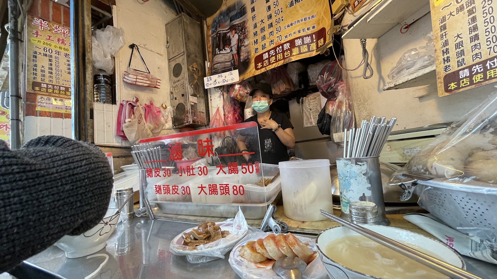 淡水老街傳統滷味小吃攤，老式台灣小吃攤文化，店家備料